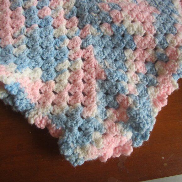 VTG HAND CROCHETED BABY BLANKET, SHELL PATTERN, SCALLOP EDGE - Picture 2 of 3